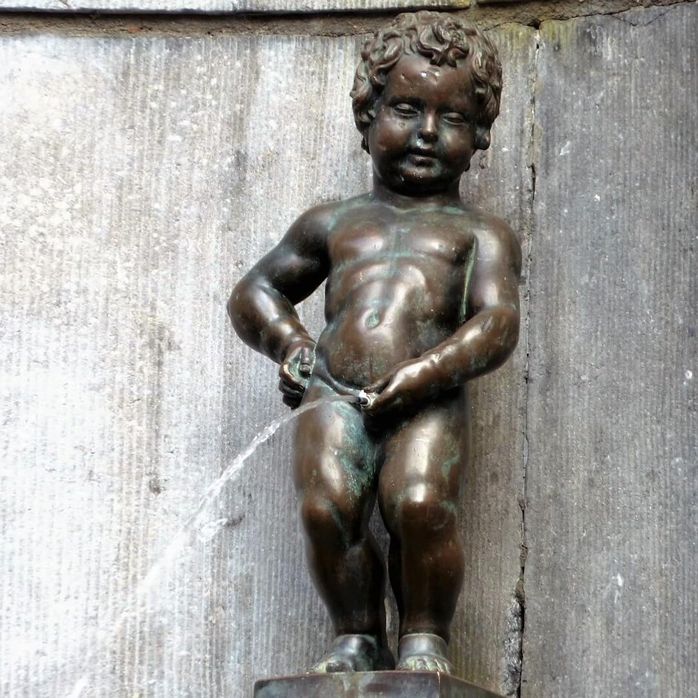bronze Juliaant boy manneken pis peeing fountain